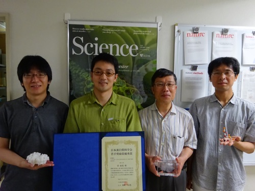研究室にて共同研究者のみなさんとともに。光化学系 II 複合体の立体構造モデルを持っていただきました。左から中島芳樹氏、本人、沈建仁博士、秋田総理博士。