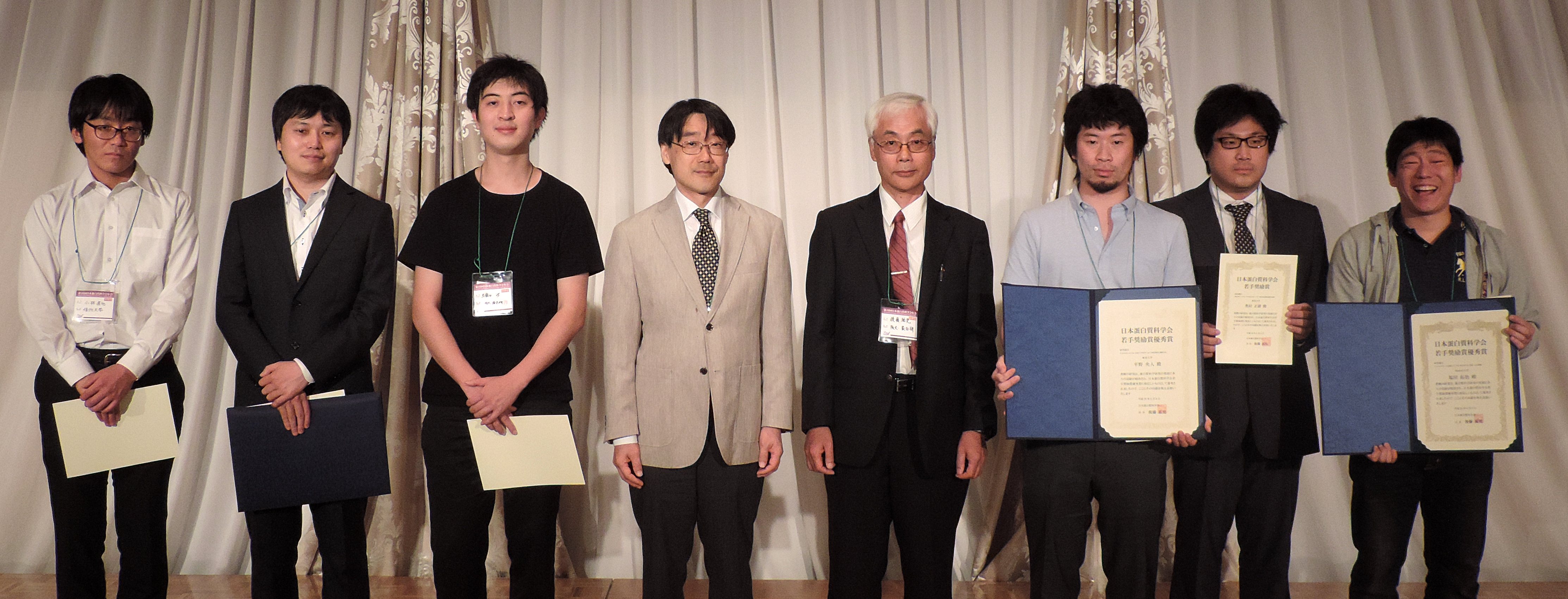 若手奨励賞受賞者(中央:神田年会長、後藤会長、青色カバー付き賞状を持つ優秀賞受賞者)