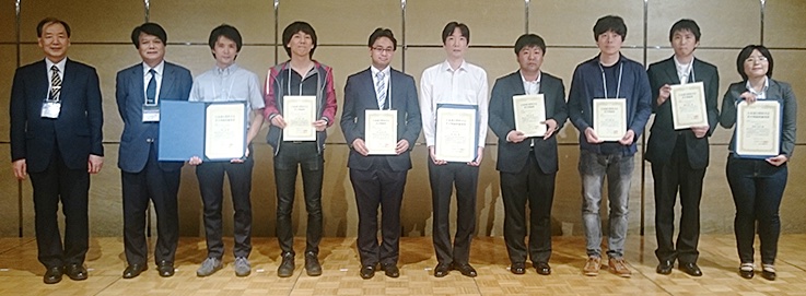 若⼿奨励賞受賞者(左:城所年会⻑、左から2⼈⽬:三⽊会⻑、⻘⾊カバー付き賞状をもつ優秀賞受賞者)