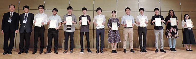 ポスター賞受賞者と城所年会⻑(左)、三⽊会⻑(左から2⼈⽬)