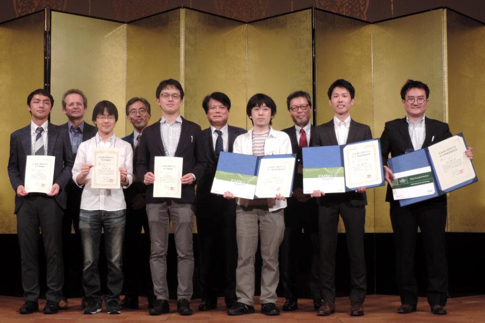 若手奨励賞受賞者(右から2人目:城 年会長、右から5人目:三木 会長、青色カバー付き賞状をもつ優秀賞受賞者)