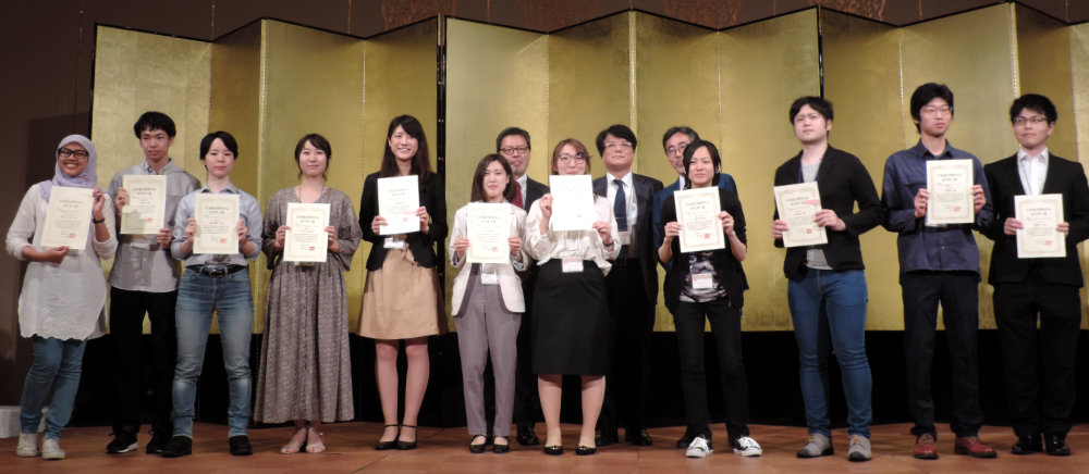 ポスター賞受賞者と城所年会長(左から7人目)、三木会長(右から7人目)