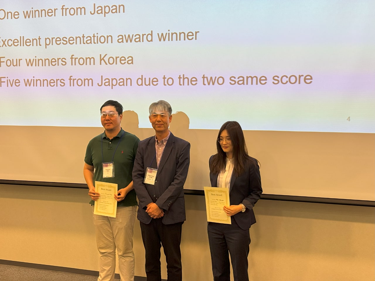 朴三用先生（横浜市立大学）から授与。Best Awardの2名です。Yunseok Heo博士（Korea Basic Science Institute）（左）、渡部マイさん（東北大学）（右）