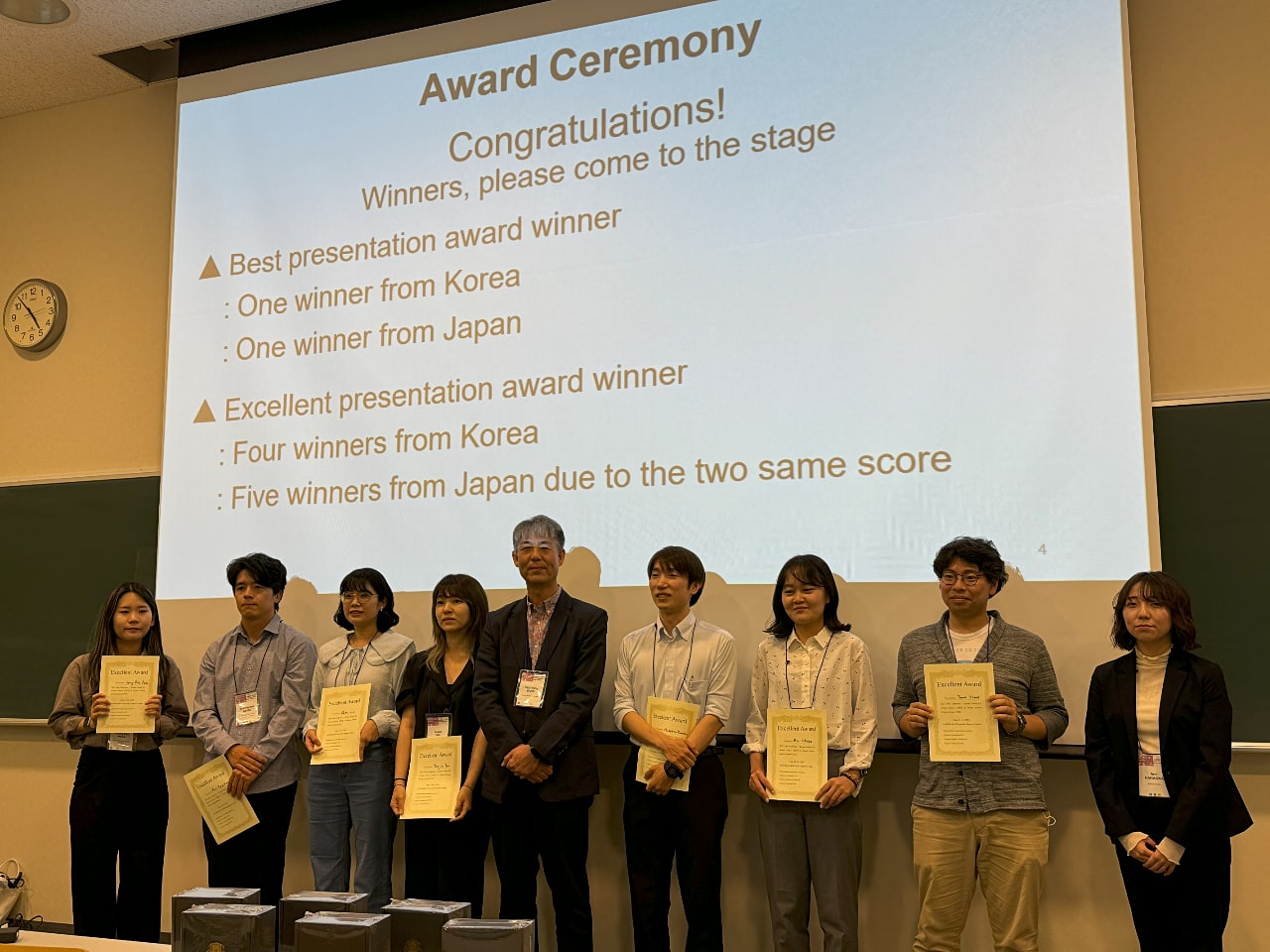 Excellent Awardの皆様。受賞された方々：Seong-Eun Parkさん（Konkuk University）、Hyeok Kangさん（Korea Institute of Ocean Science and Technology、Lin Chenさん（Chonnam National University）、Yaejin Yun博士（Konkuk University / Korea Basic Science Institute）、熊代宗弘さん（徳島大学）、花岡杏美さん（北海道大学）、岡田梨櫻さん（大阪大学）、野間井智さん（北海道大学）、［写真に写っておりませんが、後藤楓さん（東北大学）も受賞されました］
