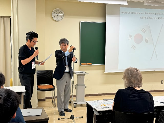 前仲勝実先生（北海道大学）（右）によるOpening Remarks、左はYoung-Ho Lee先生（KBSI）も和やかに運営していることが垣間見える写真です！